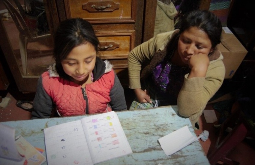 En Guatemala las madres se convirtieron en maestras durante el confinamiento. Foto: No Ficción.