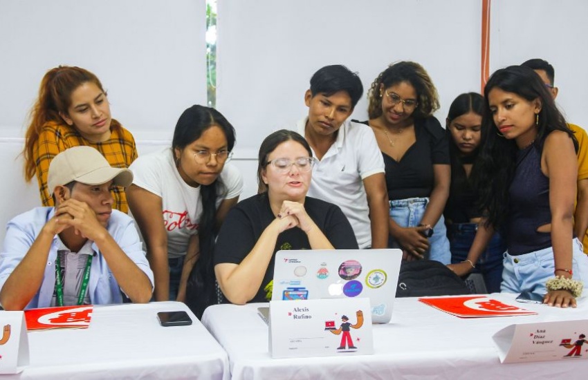 Participantes del taller de comunicación digital y verificación de datos en Amazonas. 
