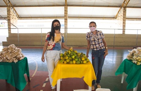 La seguridad alimentaria en Brasil fue el tema abordado por data_labe. En la foto, parte del reportaje, dos funcionarias del gobierno posan en el lugar donde entregan los alimentos. Foto: data_labe