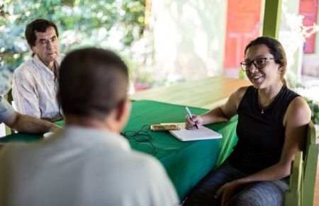La periodista de La Voz de Guanacaste, Noelia Esquivel, conversa con los encargados de liderar el proceso de reforestación de un pueblo costarricense. Foto: César Arroyo Castro.