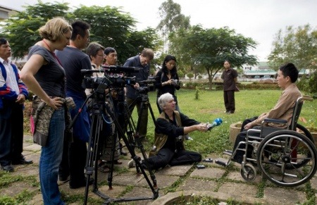 Periodistas entrevistan a sobrevivientes de minas antipersonal en Laos | Fotografía: Cluster Munition Coalition en Flickr | Usada bajo licencia Creative Commons