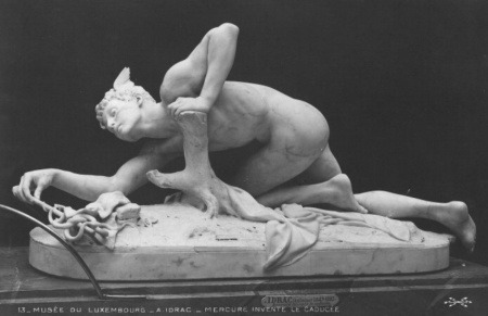 Fotografía: Mercurio inventa el Caduceo  (Antonin Idrac, 1879). Escultura de mármol conservada en el Museo Luxemburgo de París.  Ketrin1407 en Flickr. Usada bajo licencia Creative Commons. 
