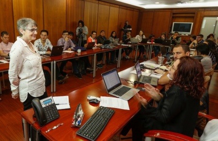 La periodista Liza Gross, de la Red de Periodismo de Soluciones, dictó un taller a los macroeditores del diario El Colombiano. El taller se realizó el 25 de mayo en la sede del periódico, en Medellín, Colombia. Foto: El Colombiano.