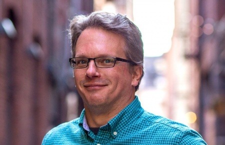 Chris Winters, editor de la revista YES!. Foto: Doug Indrick/ YES! Magazine