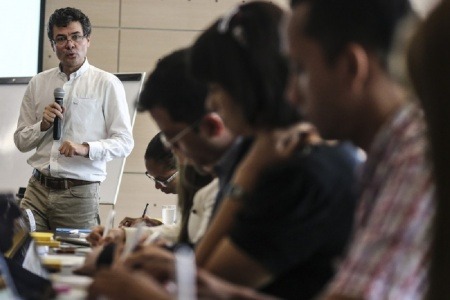 Alejandro Gaviria conversará con periodistas que cubren el sector salud. Sigue la charla en vivo