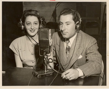 Un hombre y una mujer comparten el micrófono en la Cadena ABC / JWA Commons en Flickr