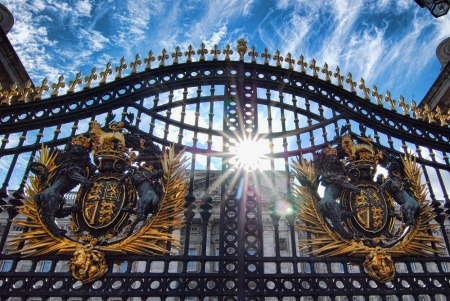 Puertas del Palacio de Buckingham, casa de la familia real británica / Por Nicholas Schooley en Flickr / Usada bajo licencia Creative Commons