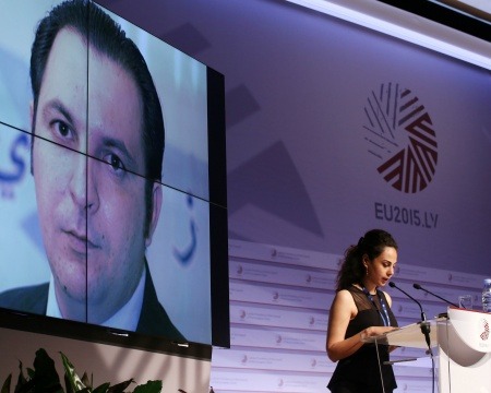 Fotografía: Ceremonia del Premio Guillermo Cano A la Libertad de Prensa. Yara Badr, esposa de Mazen Darwish recibe el reconocimiento. / Autor: Andrejs Terentjevs en eu2015.lv