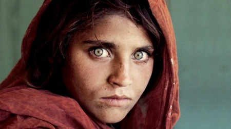 La famosa fotografía de la niña afgana publicada por National Geographic en su edición de junio de 1985.