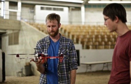 Dos alumnos practican con un dron en el estadio de Trowbridge / Sally French