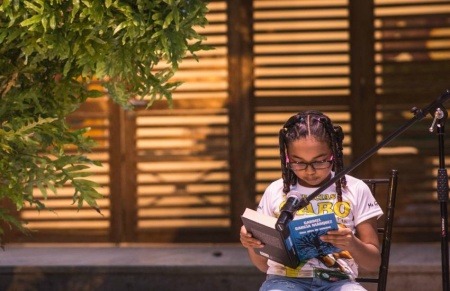 Mariana Diz, de 11 años de edad fue una de las participantes en la lectura colectiva de 100 Años de Soledad | FNPI