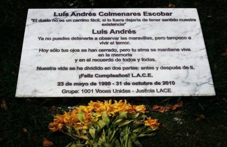 Placa instalada en el lugar donde se encontró el cadáver de Luis Andrés Colmenares / Fotografía: @hrestrepo
