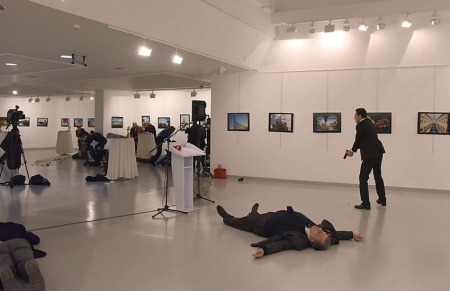 El embajador ruso en Turquía es asesinado por un policía en un museo de Ankara | Fotografía: Burnham Ozbilici | AP