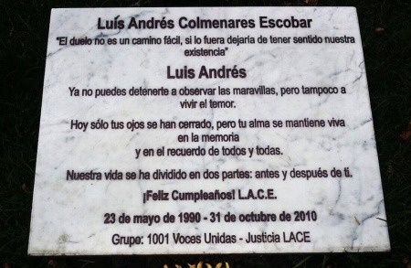 Placa instalada en el lugar donde se encontró el cadáver de Luis Andrés Colmenares / Fotografía: @hrestrepo