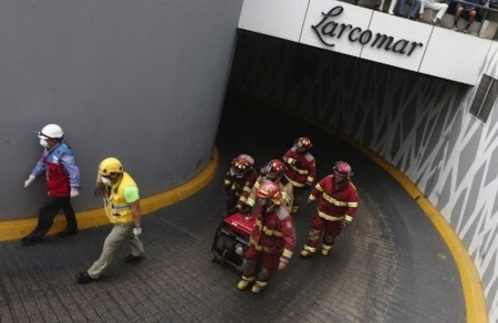 Bomberos al rescate en el incendio en Larcomar | Fotografía: Diario Perú21. Usada con permiso.