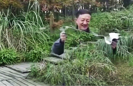 ¿Es auténtico el video que muestra a un chino usando una capa de invisibilidad?... ¡Responde nuestro quiz semanal de noticias! 
