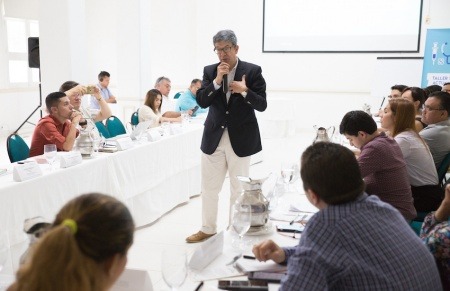 Carlos Francisco Fernández condujo el taller en Cartagena. Foto: Rafael Bossio. 