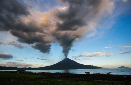 Volcán Momotombo, Nicaragua. Foto: Jorge Mejía Peralta / Wikimedia Commons.