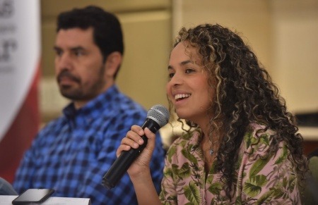 Ginna Morelo dirigió el taller 'Datos para contar ciudades' junto a Ernesto Cortés. Foto: Ernesto Guzmán Jr. / FNPI