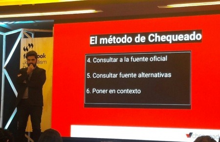 Pablo Fernández explicando el método de Chequeado | Fotografía: Consejo de Redacción en Twitter
