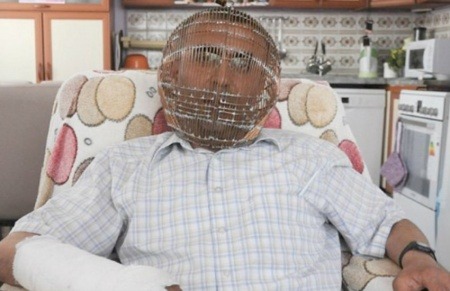 ¿En realidad un turco encerró su cabeza en una jaula para dejar de fumar?... ¡Responde nuestro quiz de noticias! 