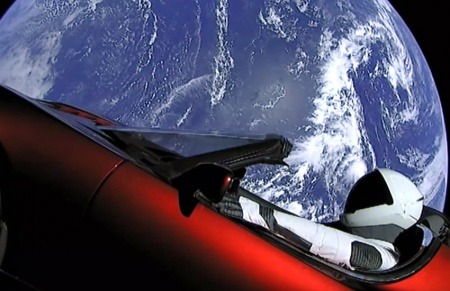 El Tesla Roadster de Elon Musk fue adaptado como simulador de masa para el vuelo inaugural del cohete Falcon Heavy.