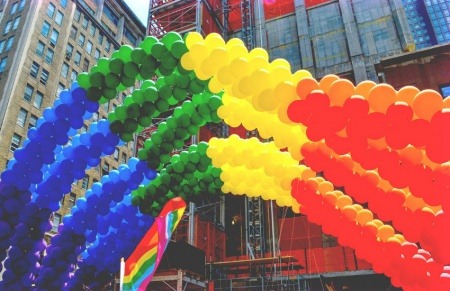 Marcha del orgullo gay en Nueva York. Fotografía:  gagnonm1993 en Pixabay. Usada bajo licencia Creative Commons. 