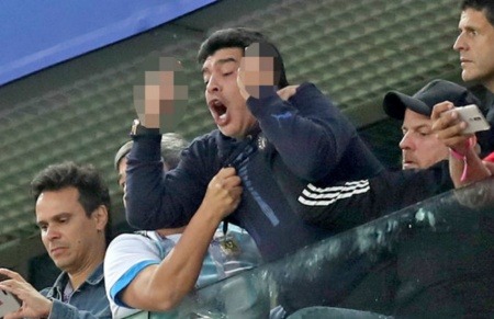 Diego Armando Maradona hace gestos obscenos tras la victoria de Argentina contra Nigeria en Rusia 2018 | Fotografía: BBC Mundo