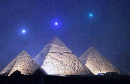 ¿Es auténtica esta fotografía que muestra tres planetas alineados sobre las pirámides de Guiza?... ¡Responde nuestro quiz de noticias!