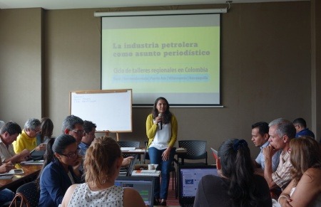 La periodista Nohora Celedón dialogó con sus colegas sobre los retos de cubrir la industria petrolera en Colombia. Foto: Diana Ruano Rincón.
