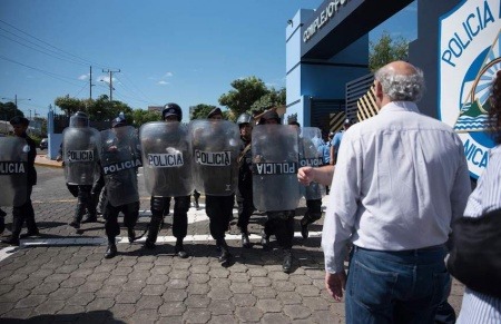 Antimotines agredieron a Carlos Fernando Chamorro y otros periodistas nacionales y extranjeros en la entrada de Plaza El Sol en Managua: Foto: Cortesía / Confidencial.