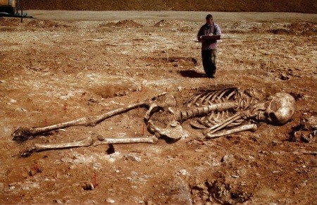¿Es real la imagen de este esqueleto humano gigante hallado en Irán?... ¡Responde nuestro quiz de noticias!