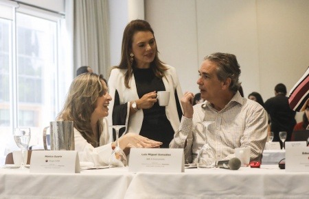 Luis Miguel González (derecha), director editorial de El Economista (México) conversa con participantes del taller. Foto: Joaquín Sarmiento / FNPI.