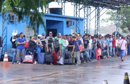 Migrantes venezolanos en la ciudad fronteriza de Pacaraima, Brasil. Foto: Reynesson Damasceno / ACNUR.