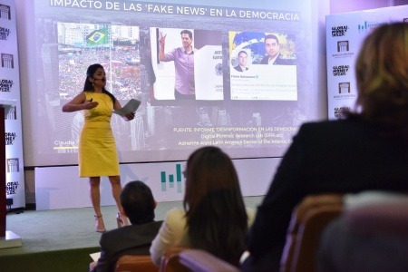 Claudia Palacios durante su charla en República Dominicana. Fotografía: @scenariossg en Twitter. 