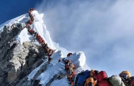 ¿Realmente murieron dos escaladores en esta larga fila para ascender al Everest?.... ¡Responde nuestro quiz de noticias!