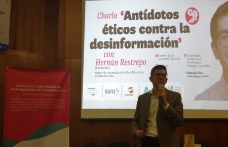 Hernán Restrepo, gestor de contenidos de la Red Ética, presentando el taller en Popayán. Fotografía: Yorley Ruiz.