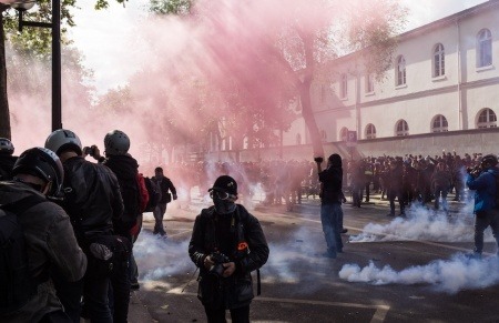 Evita interponerte entre los miembros de la fuerza pública y los manifestantes. Foto: unplash.com.