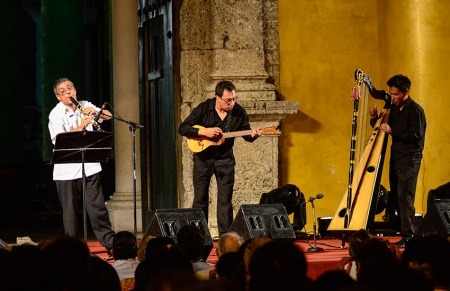 Juan Carlos Contreras, en el cuatro, Gabriele Mirabassi, en el clarinete y Elvis Díaz en el Arpa llanera, hacen su presentación en concierto en la Plaza La Trinidad Getsemaní. Johana Peña/ Archivo FNPI