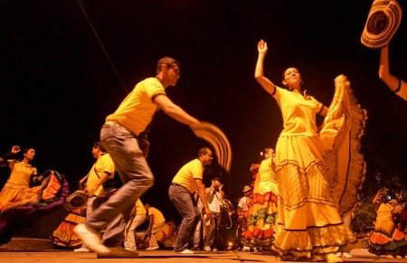 Bailarines de la práctica Cumbion de Oro en una calle de Barranquilla el 18 de enero de 2013. Joaquín Sarmiento/Archivo FNPI