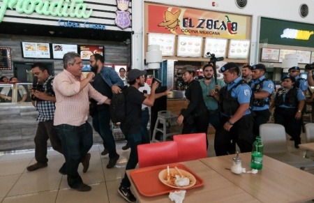 Un grupo de periodistas de medios nacionales y agencias internacionales son agredidos por policías antimotines en el centro comercial Metrocentro, el 25 de febrero, en Managua. // Foto: Carlos Herrera | Confidencial  