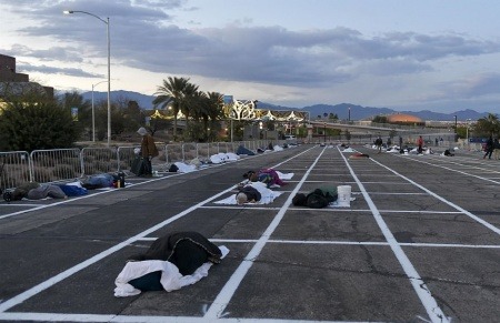 ¿Es cierto que así duermen las personas sin hogar en un estacioamiento de Las Vegas por el coronavirus?... ¡Responde nuestro quiz de noticias! 