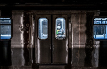Pasajera del metro de Nueva York mira desde el interior de un vagón. Fotografía por Juan Arredondo. 