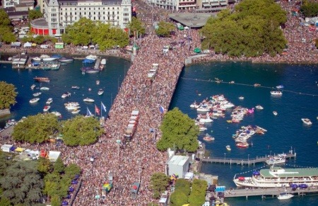 ¿Esta fotografía corresponde a una marcha de negacionistas del coronavirus en Berlín?... ¡Responde nuestro quiz de noticias!