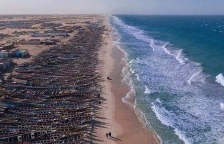 Algunos políticos españoles compartieron esta imagen en redes sociales, como advertencia del enorme grupo de migrantes argelinos que planeaban embarcarse en pateras rumbo a España. ¿Es real?... ¡Responde nuestro quiz de noticias!
