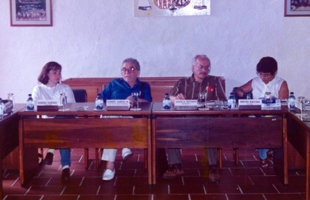 Javier Darío Restrepo (centro a la derecha) junto a Gabriel García Márquez (centro a la izquierdaa) en el taller de ética periodística, en 1995. Foto: Archivo fotográfico Fundación Gabo.