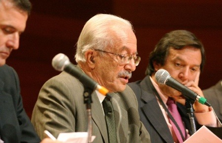 Javier Darío Restrepo durante la conferencia '¿Hacia dónde va el periodismo?'. Foto: Archivo fotográfico Fundación Gabo.