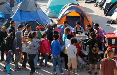 Solicitantes de asilo hacen cola en el refugio del El Barretal en la ciudad fronteriza mexicana de Tijuana. Foto: ACNUR/Daniel Dreifuss.