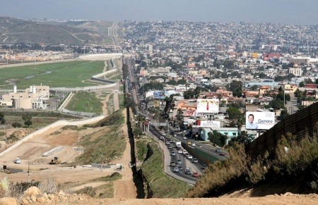 Frontera entre San Diego (Estados Unidos) y Tijuana (México). Foto: Wikimedia Commons.
