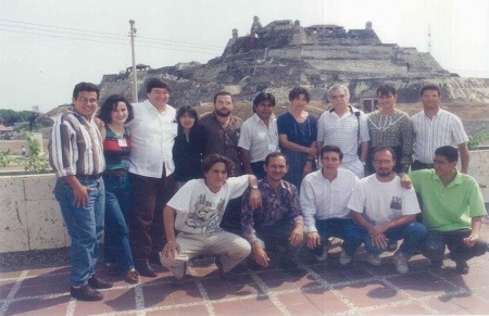 Alma Guillermoprieto (arriba, centro), junto a Gabo y los alumnos del primer taller que dictó para la Fundación.